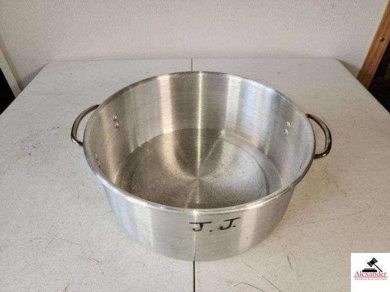STAINLESS STYLE ALUMINUM COOKING PAN W/ HANDLES - USED - (TRAILER) image