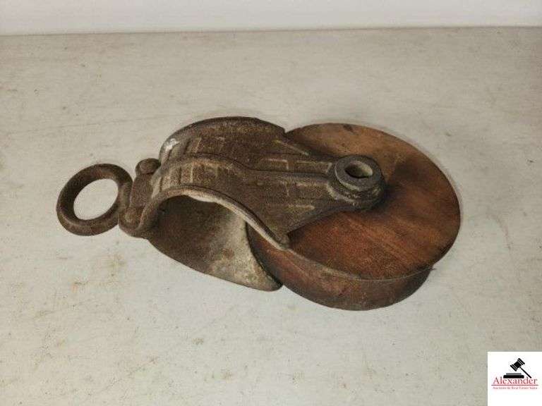 BARN FARM WOOD PULLEY #H-235 (GARAGE) image