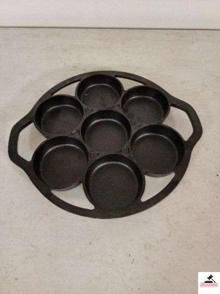 LODGE MUFFIN / BISCUIT PAN - #7 (KITCHEN) image