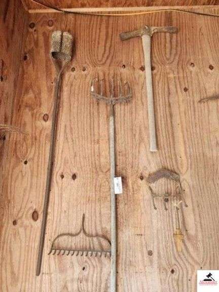 IRON POST HOLE DIGGER & TOOLS HAND PICK DIGGER - POINTED PICK DIGGER - VINTAGE GARDEN RAKE - VINTAGE GARDEN FORK RAKE - PLOW SCRATCHER POINT - HAND PICK - (GARAGE) - image