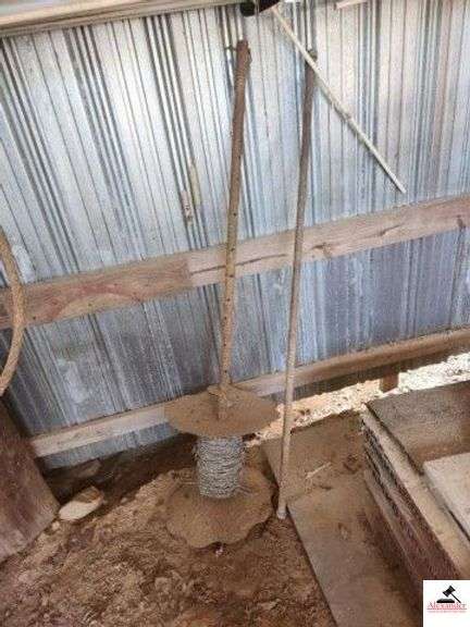 BARBED WIRE ADJUSTABLE PIPE - 2 BLADES WITH SMALL AMOUNT OF WIRE - (IMP. SHED) image