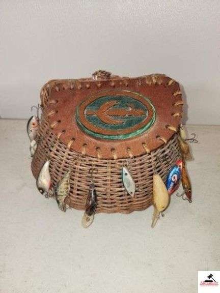 VINTAGE WICKER FLY FISHING CREEL BASKET - 11 CRANK & SPINNING  LURES - JOINTED LURES - MINNOW LURES - DEEP DIVING  - PLYWOOD FOLDING TOP - LEATHER BELT LOOSE - (CHINA CABINET) image