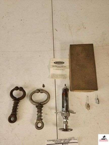 VINTAGE IDEAL SUPER VETERINARY SYRINGE ID106-B - 10CC - 3 NEEDLES - EXCELLENT CONDITION - SMALL CALF NOSE LEAD - MEDIUM CALF NOSE LEAD - (SHOP) image