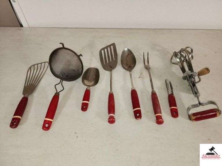 (8)RED USA WOOD HANDLE KITCHEN UTENSILS - SIFTER - BATTER BEATER (CURVED TO FIT THE BOWL) - SCOOP - SPATULA - LARGE SERVING SPOON & FORK - HIGH SPPED HAND EGG BEATER - EKCO PEELER (NW BEDROOM) image