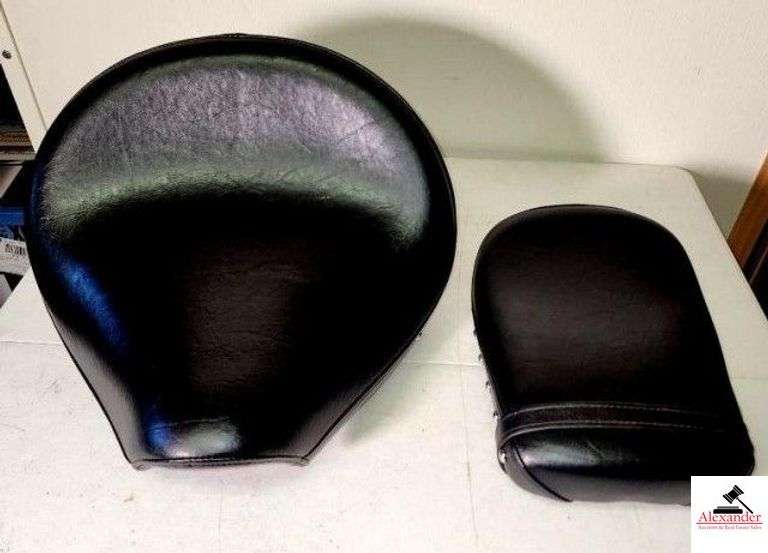 MOTORCYCLE SEATS YAMAHA V STAR 1100 CLASSIC & SILVERALDO MUSTANG SEATS - APPEAR NEW - (UPSTAIRS) image