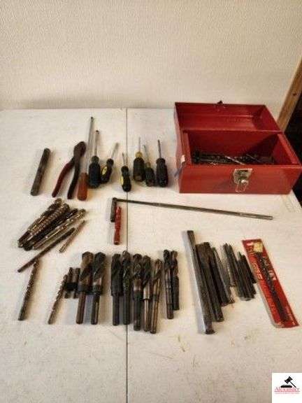 RED METAL TOOL BOX - SCREWDRIVERS - 13 LARGE BITS COLLECTION OF SMALL BITS - (TRAILER) image