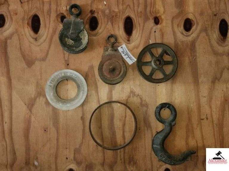 (2) VINTAGE STEEL FARM PULLEYS ROUND GRINDING WHEEL -  ROUND METAL HUB RING - BELT RING - CROSBY CHAIN HOOK - (GARAGE) image