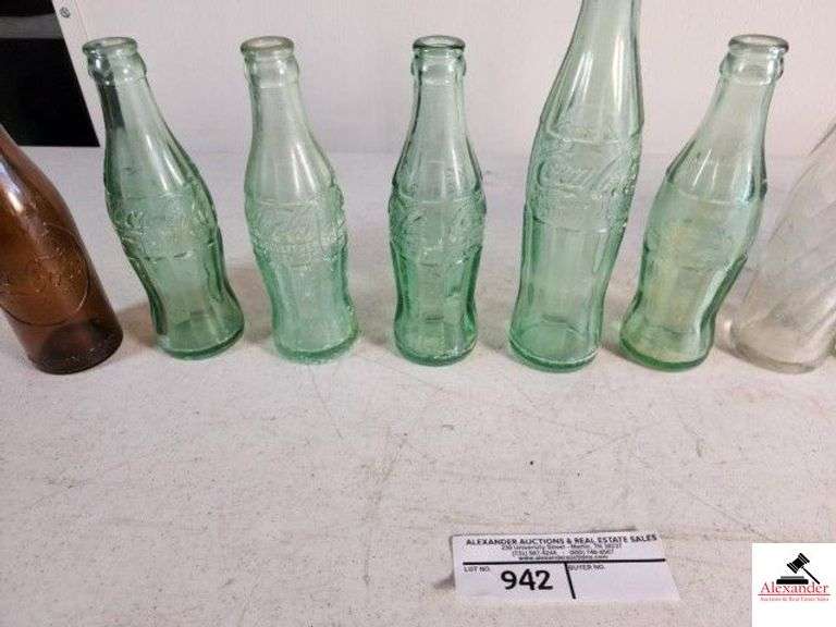 COCA-COLA BOTTLES - BUDWEISER - DR. PEPPER BOTTLES AMBER '75 ANNIVERSARY - COKE BOTTLE, JACKSON, TN - GREEN COKE BOTTLE, JACKSON, TN - (2) GREEN COKE BOTTLES, LEXINGTON, TN - 10OZ. COCA-COLA BOTTLE - COCA-COLA, ST. PETERSBURG, FL - PEPSI - BUBBLE UP - (10) BOTTLES TOTAL - (GARAGE) image