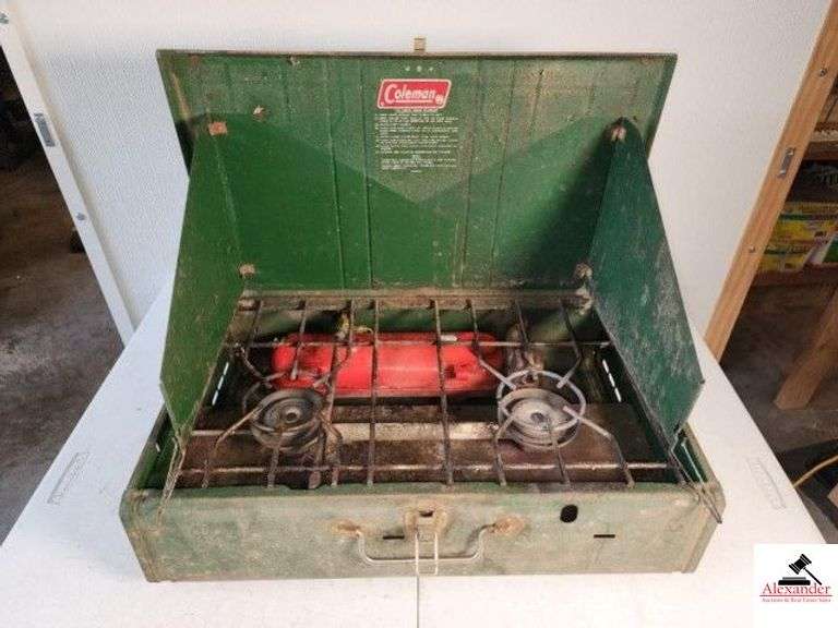 (2) COLEMAN LATERNS 2 PARTIALLY FULL CONTAINERS OF PROPANE - ONE LANTERN HAS A MISSING GLOBE - (TRAILER) image