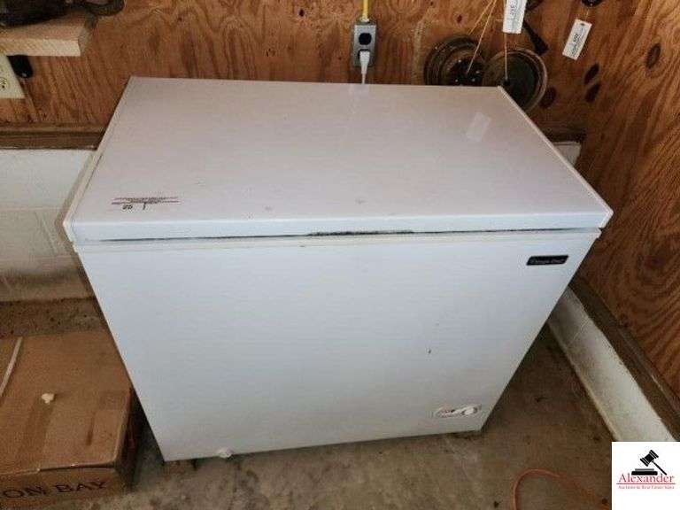 MAGIC CHEF CHEST FREEZER - 35 1/2" X 34" X 21" DEEP - (GARAGE) image