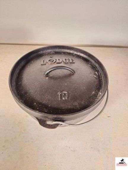 LODGE SEASONED DUTCH CAMP OVEN FOOTED WITH 3 FEET - 10 CO - COMES WITH STORAGE BAG - (GARAGE) image