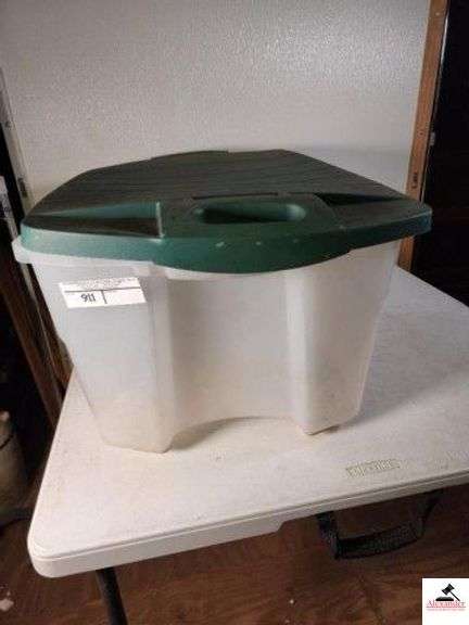 RUBBERMAID TOTE - LARGE AND HEAVY LID (UPSTAIRS) image