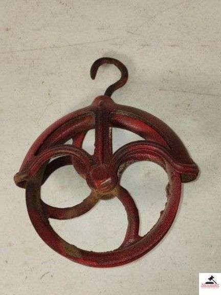 VINTAGE WELL PULLEY 7 1/2 " DIAMETER - PAINTED RED - (GARAGE) image