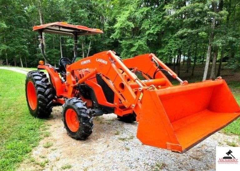 2017 KUBOTA MX5200 TRACTOR 499 HRS - WG#MX5200DT - ENGINE S/N 7KH235A - S/N 67269 - ROLL GUARD - KUBOTA LA1065 8' FRONT BUCKET LOADER - 4-WHEEL ASSIST -   DRAWBAR AND TOP LINK - 13.6/28 TITAN HI-TRACTION LUG REAR TIRES - DURA TORQUE GOODYEAR 9.5/16 FRONT TIRES - image