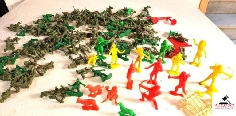 COLLECTION OF PLASTIC ARMY MEN, COWBOYS & INDIANS ANIMALS - FENCES - (GARAGE) image