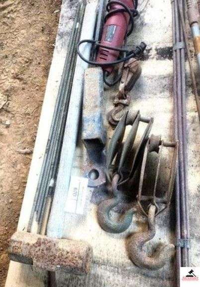 (2) TRIPLE PULLEY - SMALL PULLEY 8PCS THREADED ROD - REBAR - GRINDER, CONDITION UNKNOWN - MISCELLANEOUS (IMP. SHED) image