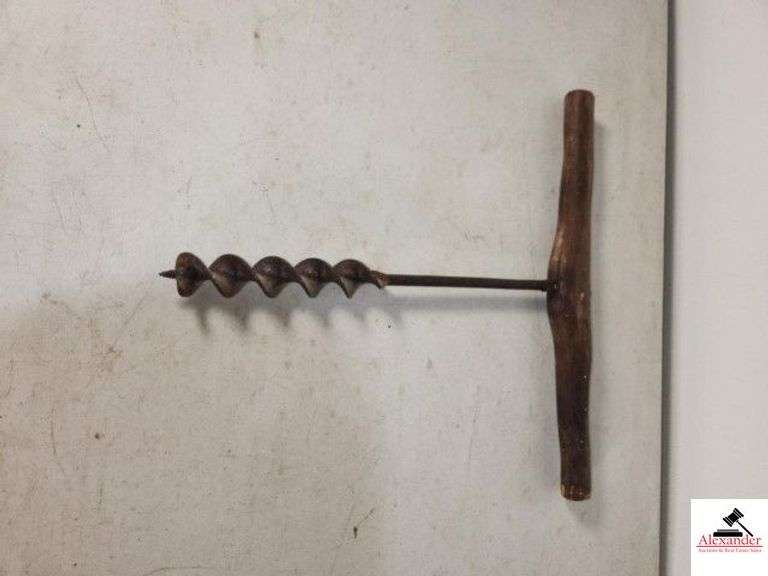 ANTIQUE PRIMITIVE T HANDLE WOOD AUGER HAND DRILL 16" LONG - 1 1/2" DRILL BIT - HANDLE SHOWS USE - SOME PECKS - FEW CHIPS ON THE END - (GARAGE) image