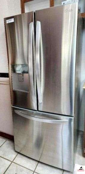 LG STAINLESS SIDE BY SIDE REFRIGERATOR - LOWER FREEZER WITH ICE MAKER - AUTOMATIC DISPENSER - CLEAN - 30 1/2" X 67 1/2" TALL WITHOUT HINGES 69" WITH HINGES - (KITCHEN) image