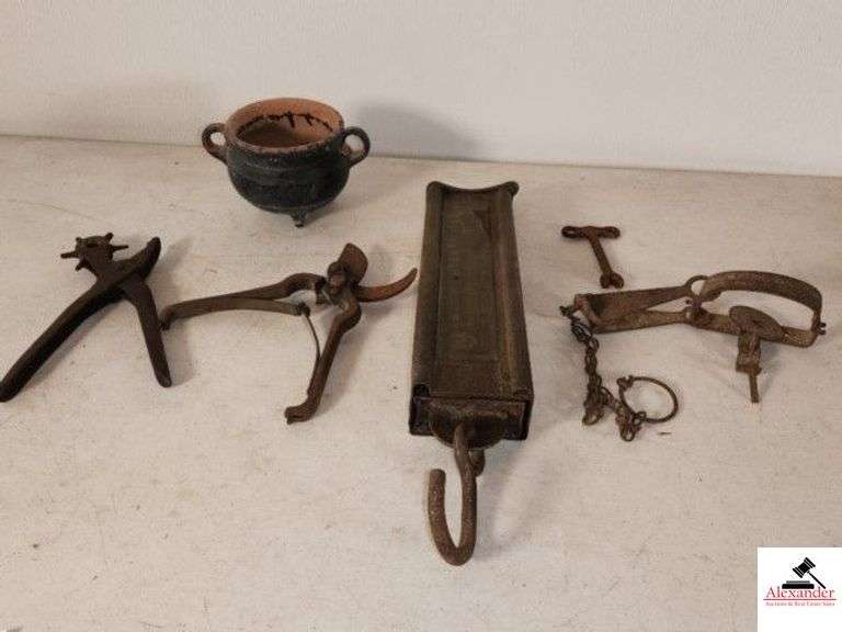 HANSON, TEXAS COTTON SCALE MODEL 8918 - MADE IN NORTHBROOK, ILL - BRASS FACE - LEATHER PUNCH CUTTERS - SMALL CUTOFF - VINTAGE RAT TRAP WITH CHAIN - BLACK FLOWER POT - (GARAGE) image