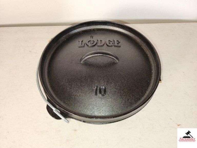 LODGE SEASONED CAMP DUTCH OVEN NO. 10 3 FEET AT BOTTOM OF BASE - WITH LID - 3" DEEP - (GARAGE) image