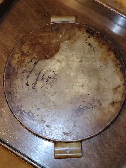 Cornbread pan. This is not cast iron. 9 pieces and the middle