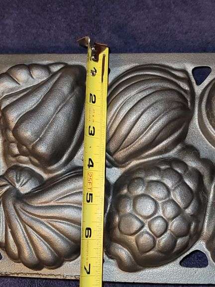 John Wright cast iron seashell gem pan. New never used