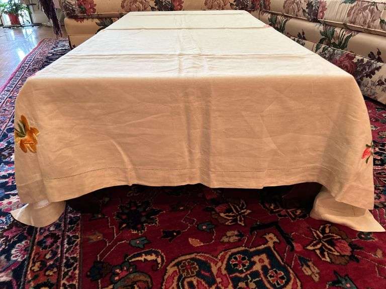 Beautifully handcrafted vintage linen table cover (see descrip)