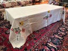 Beautifully handcrafted vintage linen table cover (see descrip)