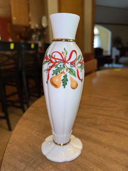 Queensberry porcelain 8” Christmas bud vase…..made exclusively for Federated Department Stores…..in original box image