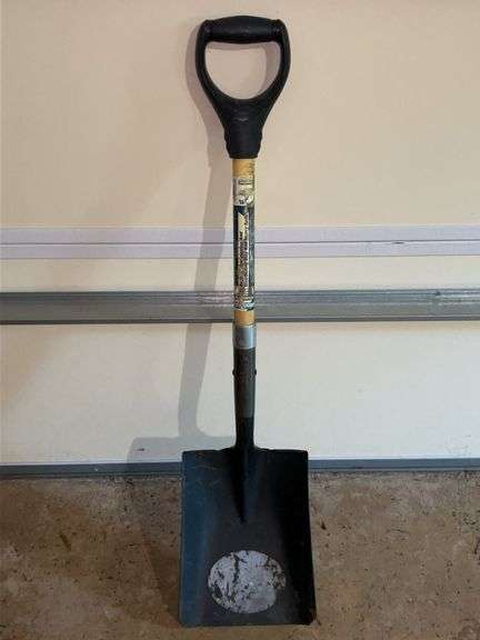 Union Tools fiberglass handle short shovel image