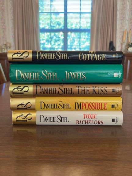 Grouping of (5) hardback editions of Danielle Steel novels….all are in great condition and have dust jackets