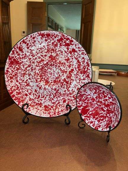 Red and white speckled enamelware chip and chip set…..tray is 11-1/2”D…..bowl has a slight blemish image