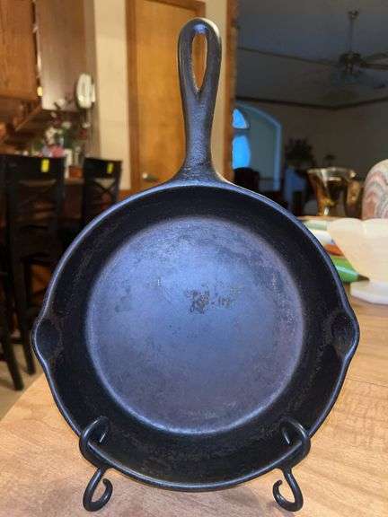 Unmarked #5 cast iron skillet…..8-1/2” image