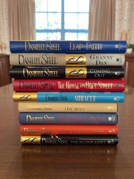 Grouping of (9) hardback editions of Danielle Steel novels….all are in great condition and have dust jackets
