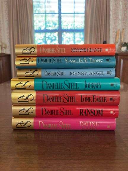 Grouping of (7) hardback editions of Danielle Steel novels….all are in great condition and have dust jackets