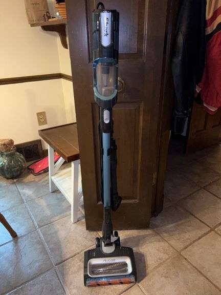 Shark Duo Clean electric vacuum image