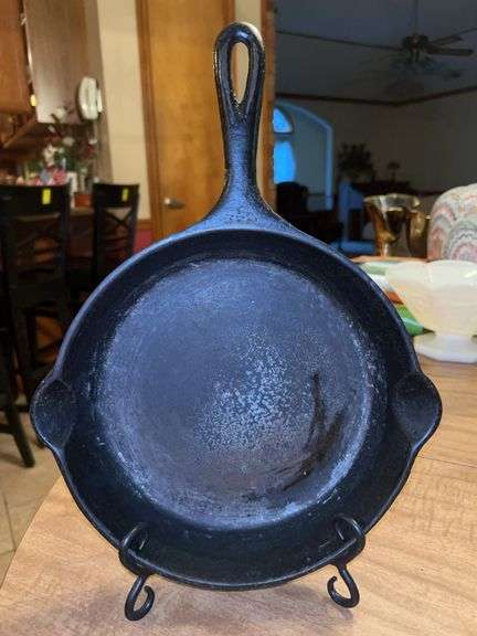 Unmarked #6 cast iron skillet…..10” image
