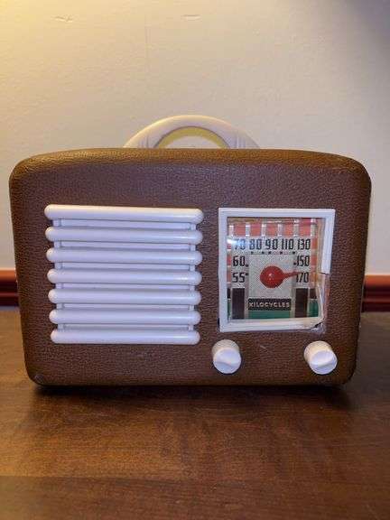 Antique GE (model 522) radio…..not tested and will need new cord image
