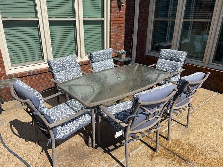 Outdoor Patio Table and Chairs