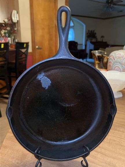 Lodge 8 cast iron skillet…..11” image