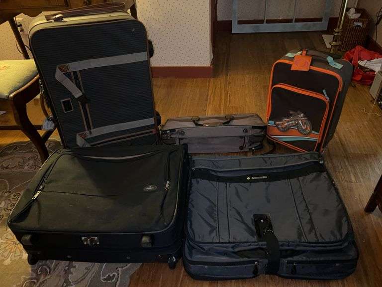(5) pieces of various size luggage image