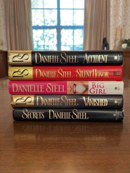Grouping of (5) hardback editions of Danielle Steel novels….all are in great condition and have dust jackets