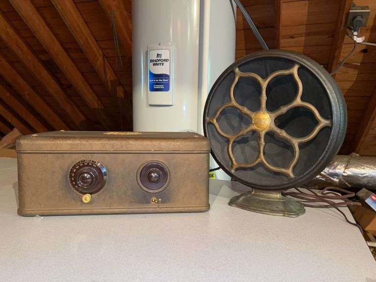Vintage Atwater Kent Tube Breadbox Radio Model 40 & Round E3 Speaker…..not tested image