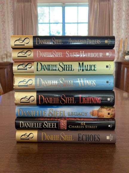 Grouping of (8) hardback editions of Danielle Steel novels….all are in great condition and have dust jackets