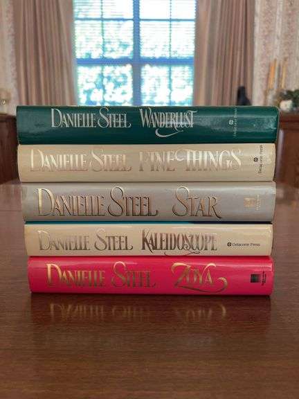 Grouping of (5) hardback editions of Danielle Steel novels….all are in great condition and have dust jackets