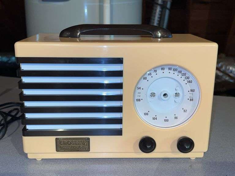 Crosley CR-5 Limited Edition Collectors Radio…..black face and tuning indicator are missing…..not tested image