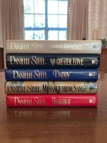 Grouping of (5) hardback editions of Danielle Steel novels….all are in great condition and have dust jackets