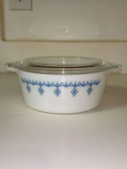 Vintage Pyrex Snowflake Blue Garland 1-1/2 pint Casserole Dish with glass lid…..colors are vibrant and no chipping image
