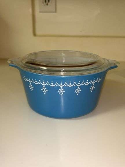 Vintage Pyrex Snowflake Blue Garland 1 quart Casserole Dish with glass lid…..colors are vibrant and no chips image