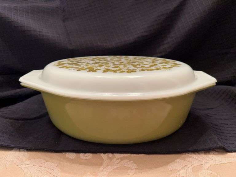 Vintage (1960s) Pyrex Verde Olive Green Pattern 2-1/2 qt Casserole with lid image
